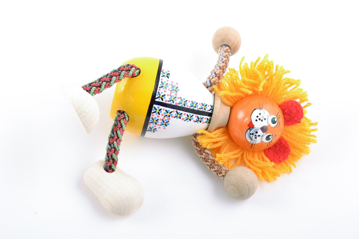 Handgefertigtes Öko Spielzeug aus Holz Löwe mit Bemalung in ukrainischer Tracht foto 5