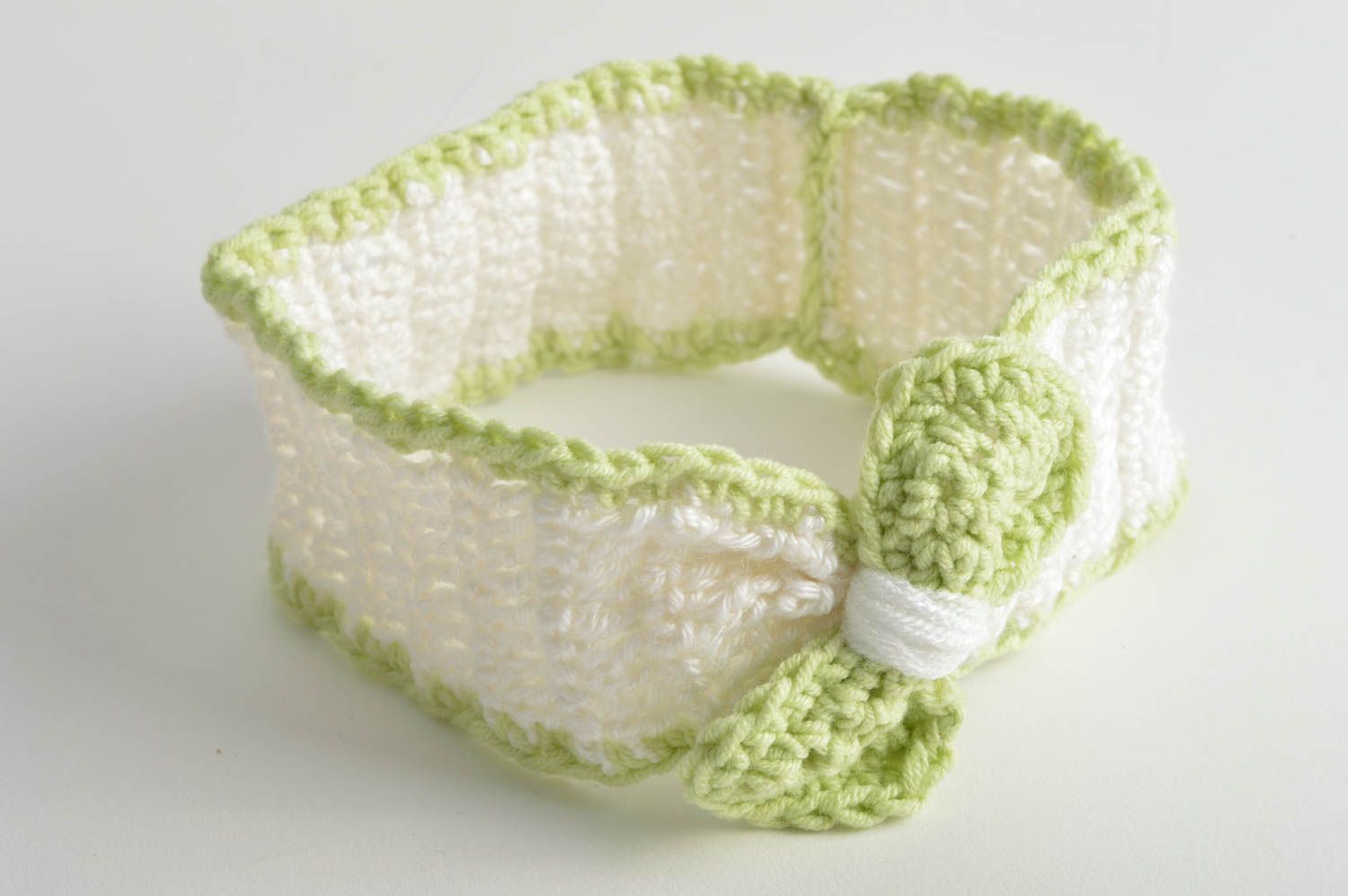 Bandeau tricoté pour enfant fait main au crochet blanc-vert avec noeud photo 5