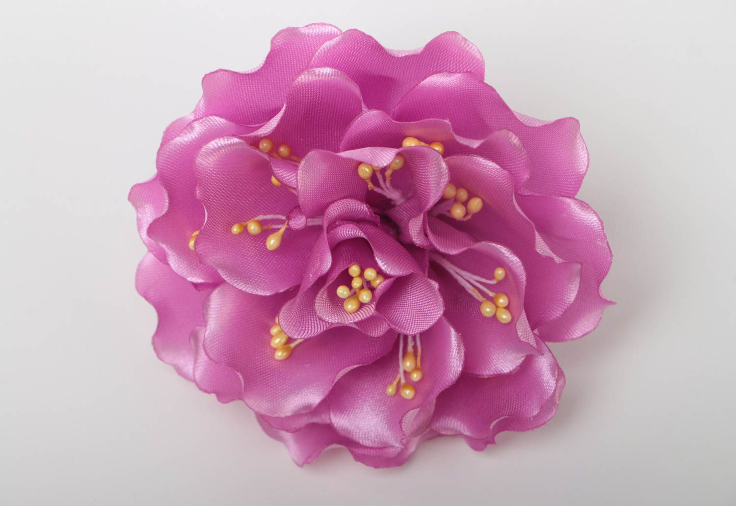 Авторская резинка для волос из атласных лент с розовым цветком ручной работы фото 2