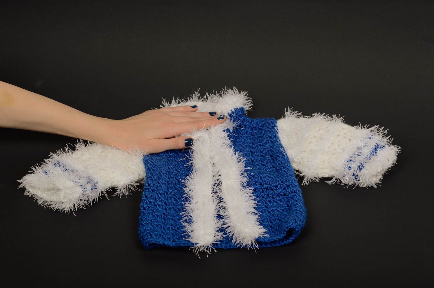 Gilet enfant fait main Jaquette enfant bleu textile Vêtement tricot fils poilus photo 2