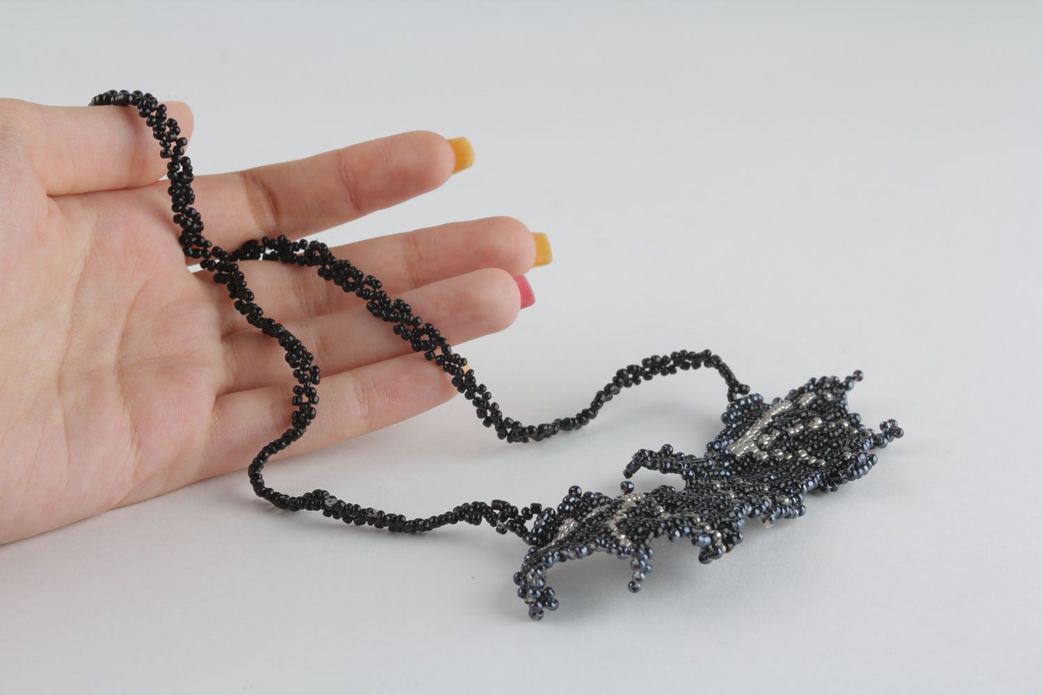 Black beaded necklace photo 4