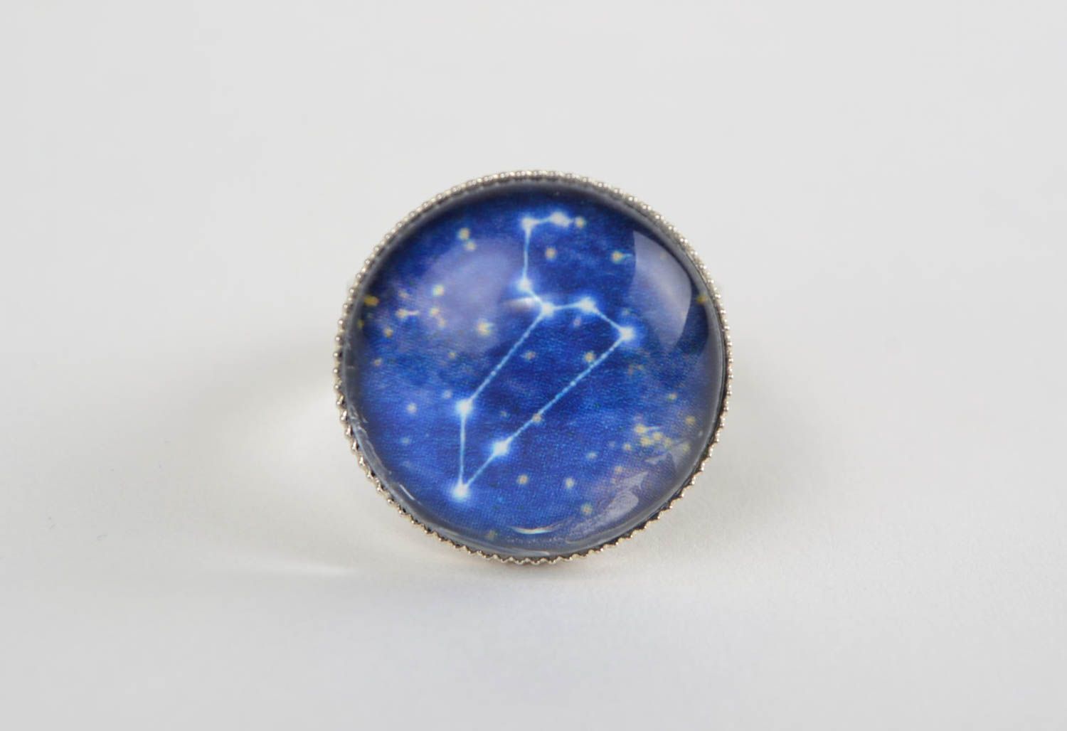 Кольцо со стеклом круглое металлическое голубое знак зодиака лев ручная работа фото 2