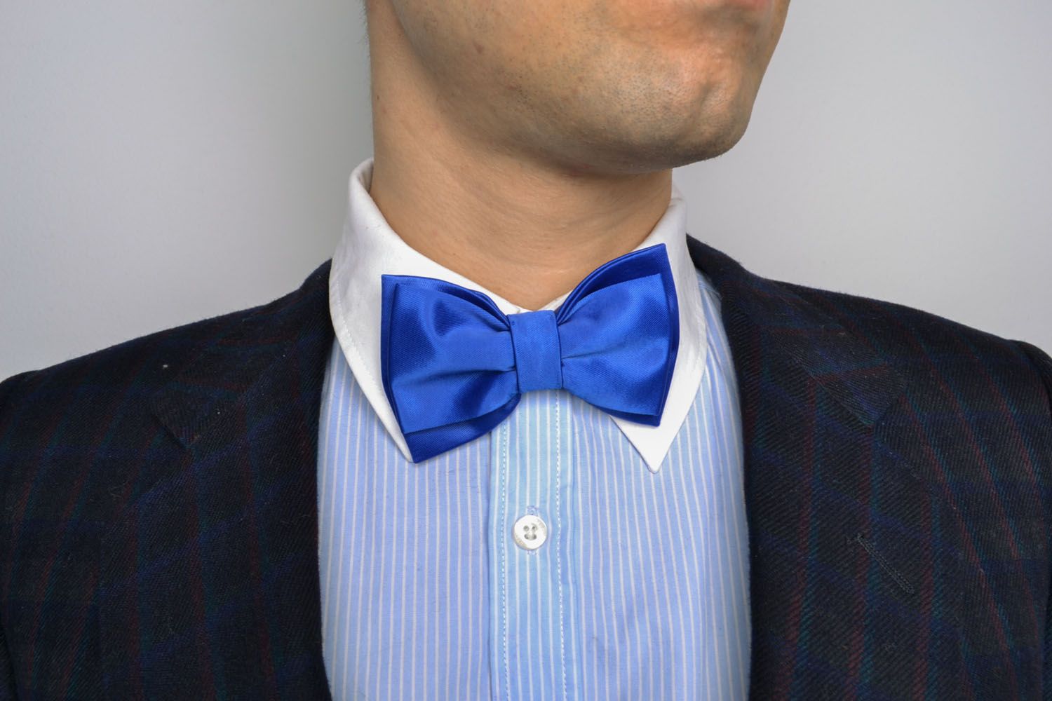 Синий галстук-бабочка из атласа  фото 1
