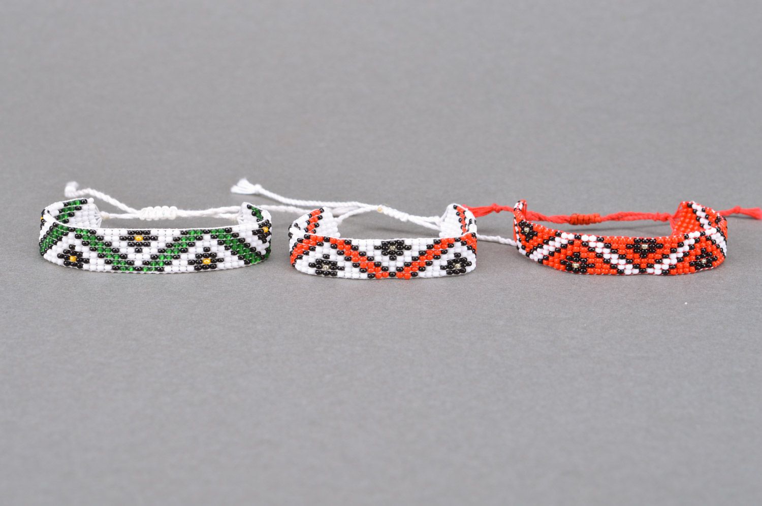 Handmade Armbänder Set aus Glasperlen mit Schnürbändern 3 Stück rotes und weiße  foto 2