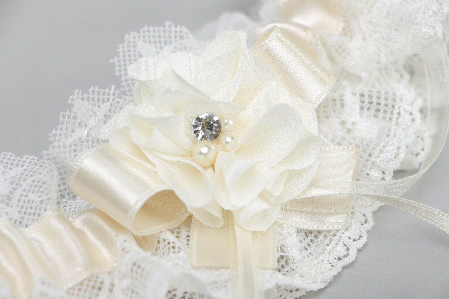 Handgemachtes weißes breites Strumpfband für Hochzeit aus Spitze Atlasbändern und Chiffon foto 3
