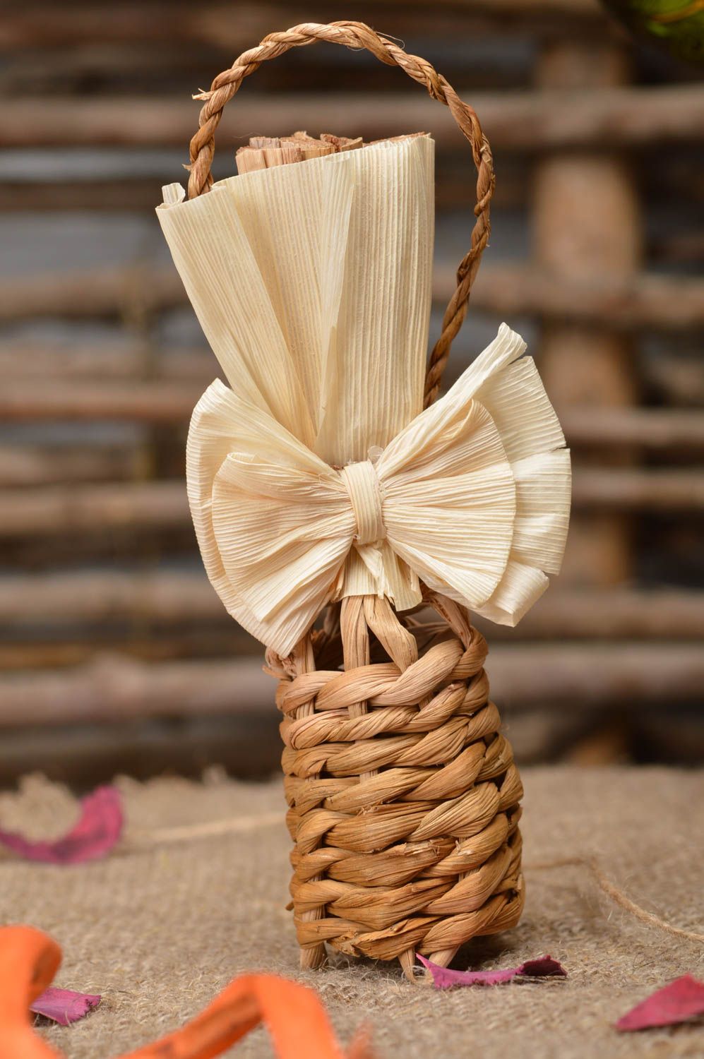 Декоративная подвеска в виде колокольчика из кукурузных листьев ручной работы фото 1