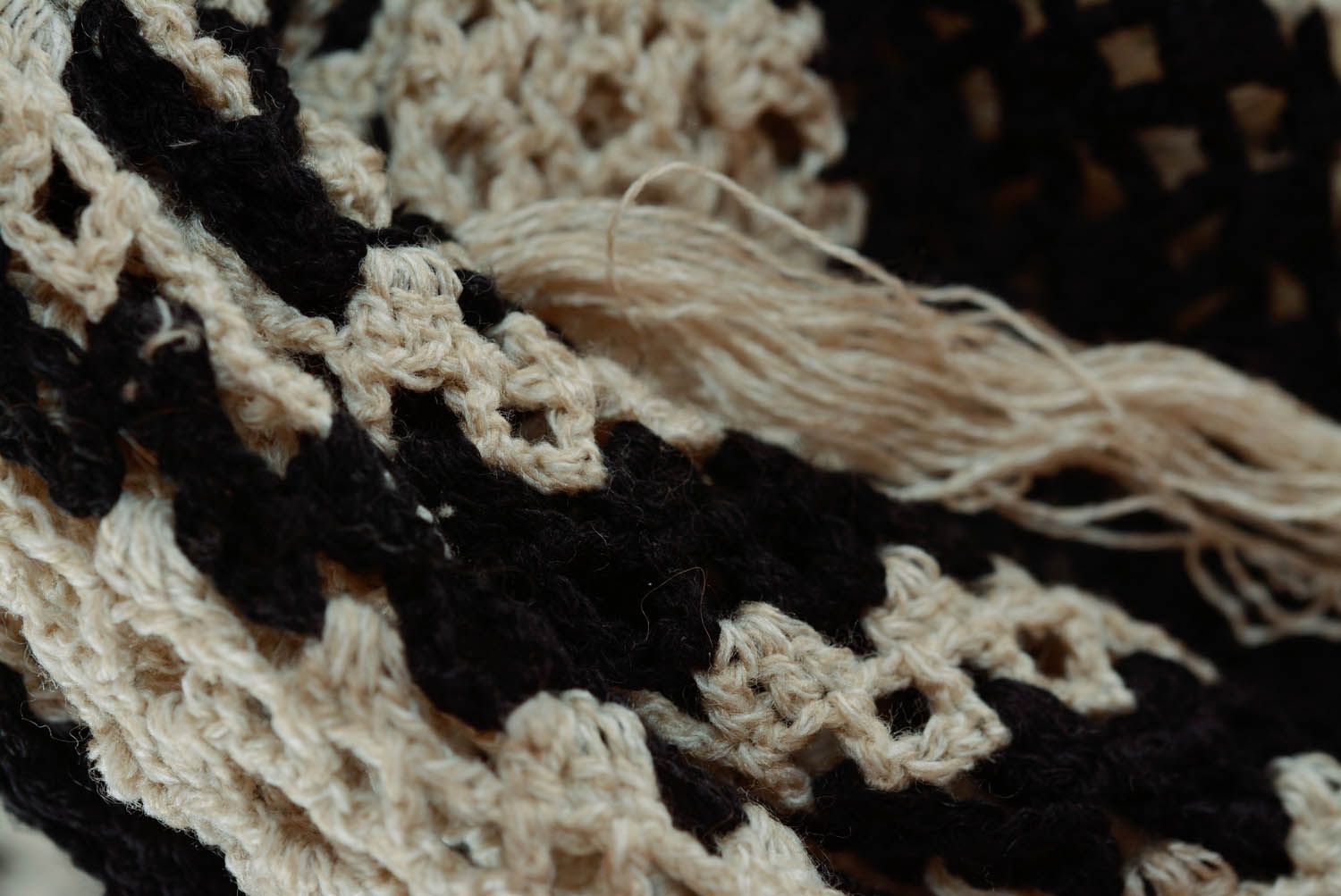 Châle tricoté main en cachemire noir blanc photo 5
