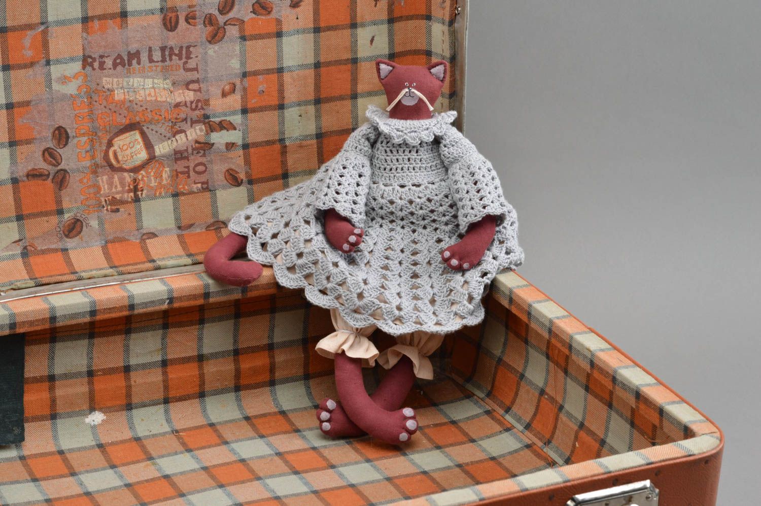 Peluche chat rouge robe grise tricotée belle originale faite main pour enfant photo 1