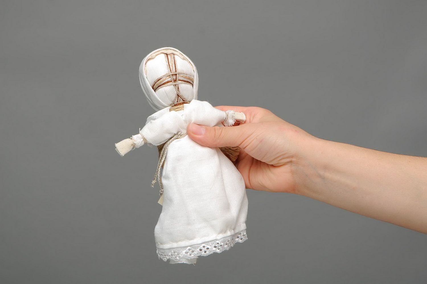 Bambola etnica di stoffa fatta a mano amuleto talismano giocattolo slavo bello
 foto 2