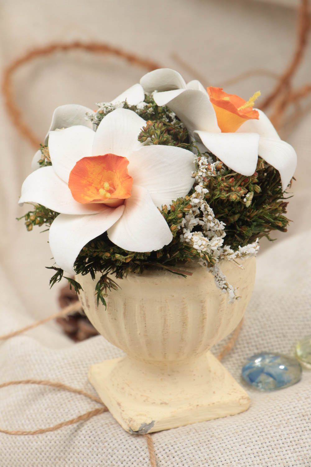 Amphore et fleurs artificielles narcisses blancs en pâte polymère faites main photo 1
