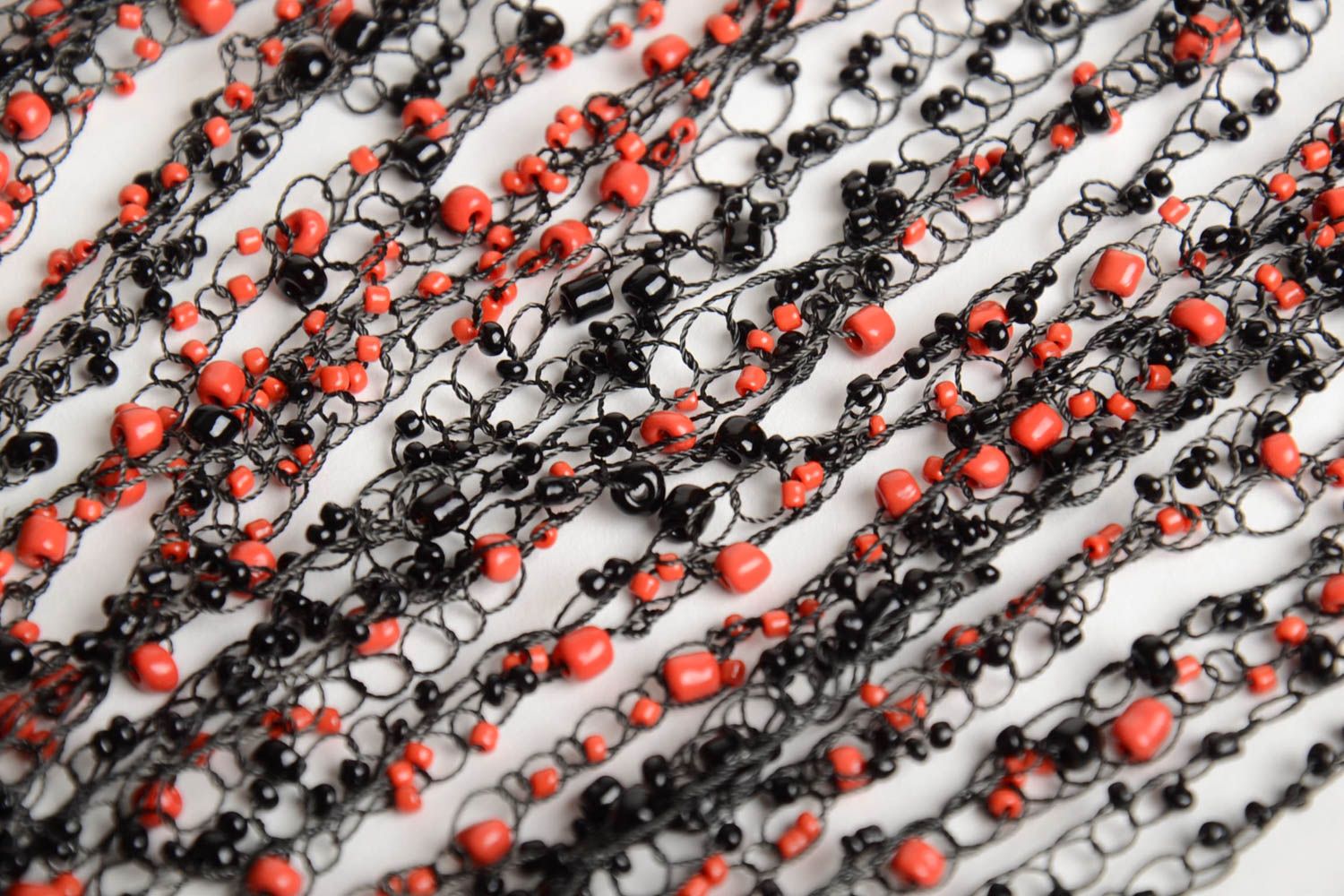 Массивное колье из бисера воздушное сплетенное крючком черное с красным хэндмэйд фото 5