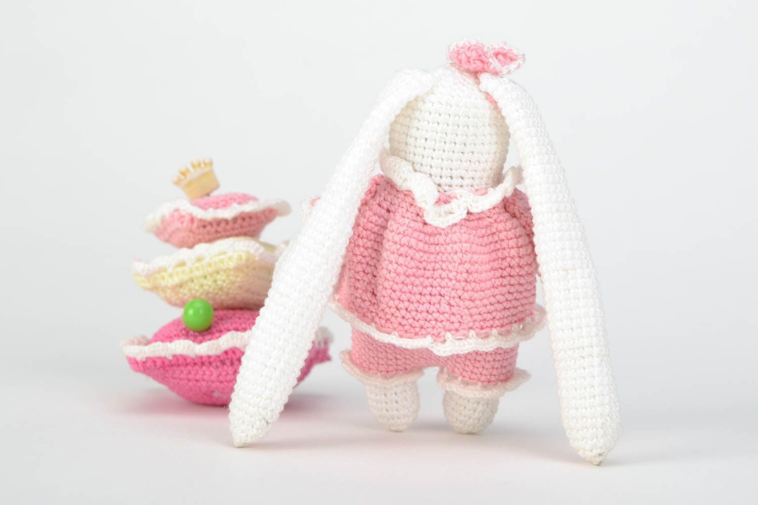 Маленькая вязаная мягкая игрушка ручной работы Зайка с подушками розовая фото 5