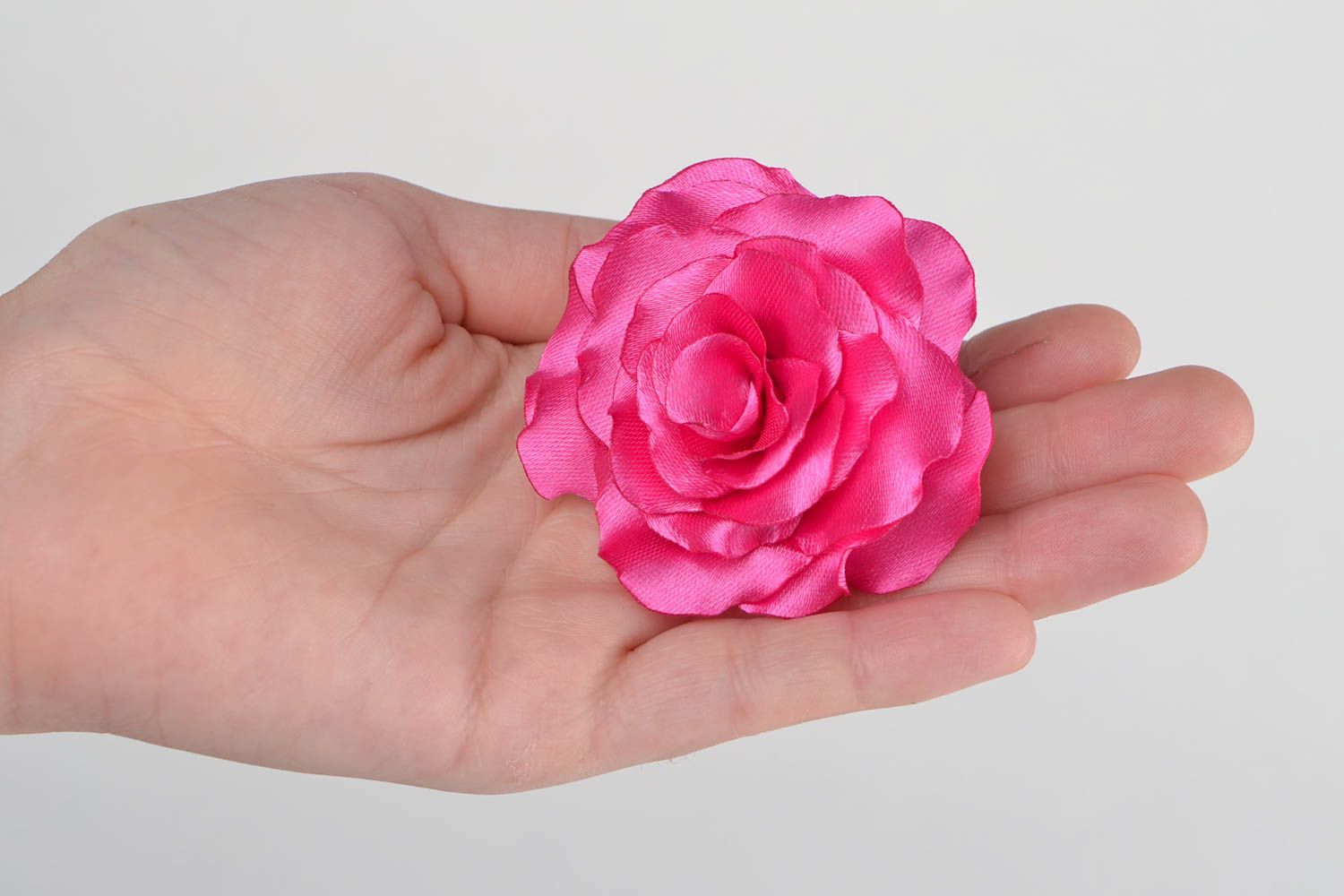 Coletero para el cabello con flor de cintas de raso kanzashi rosada artesanal
 foto 2