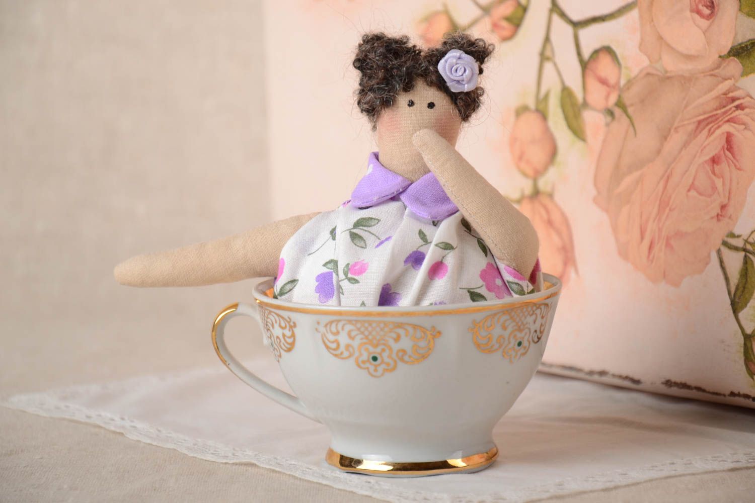 Bambola da tazza in stoffa fatta a mano pupazzo tessile originale d arredo foto 1