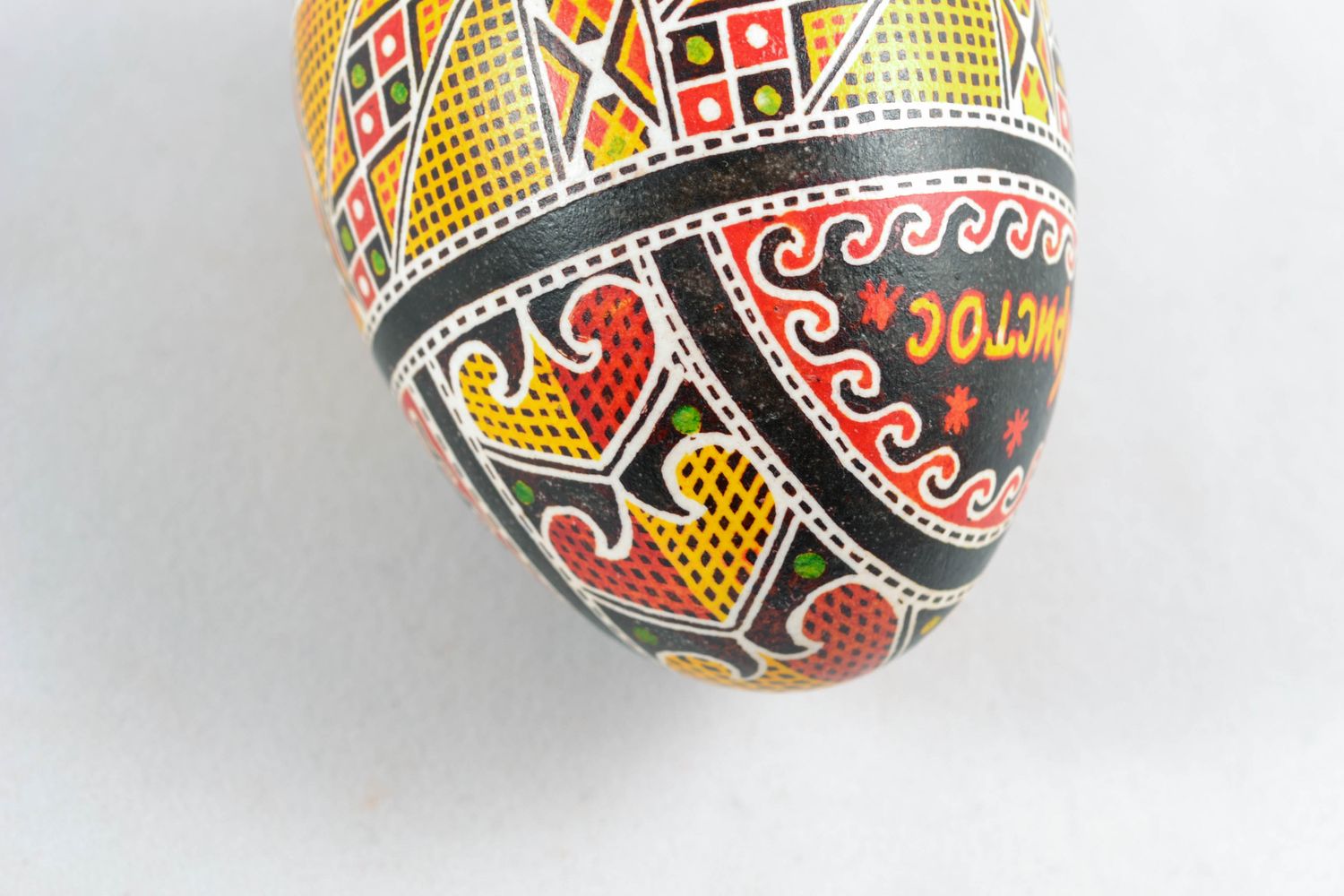 Huevo pintado sobre la base de huevo de ganso foto 5