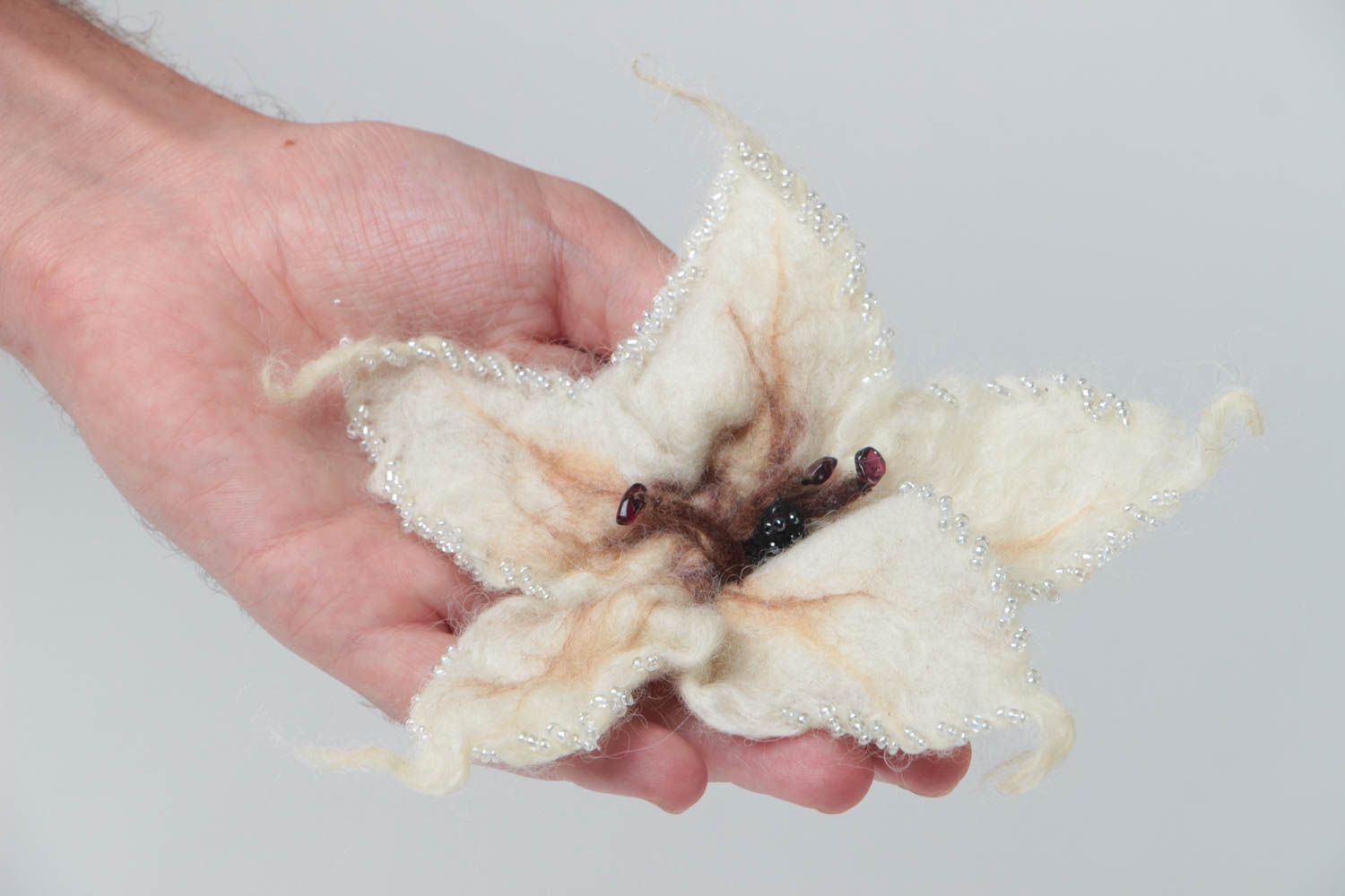 Broche con flor hecho a mano de lana regalo original bisutería artesanal foto 5