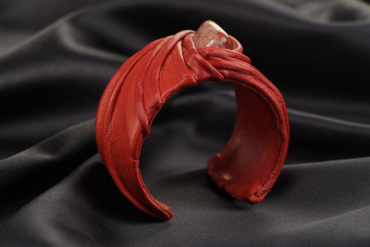 Широкий кожаный браслет с яшмой с регулируемым размером ручной работы красный фото 1