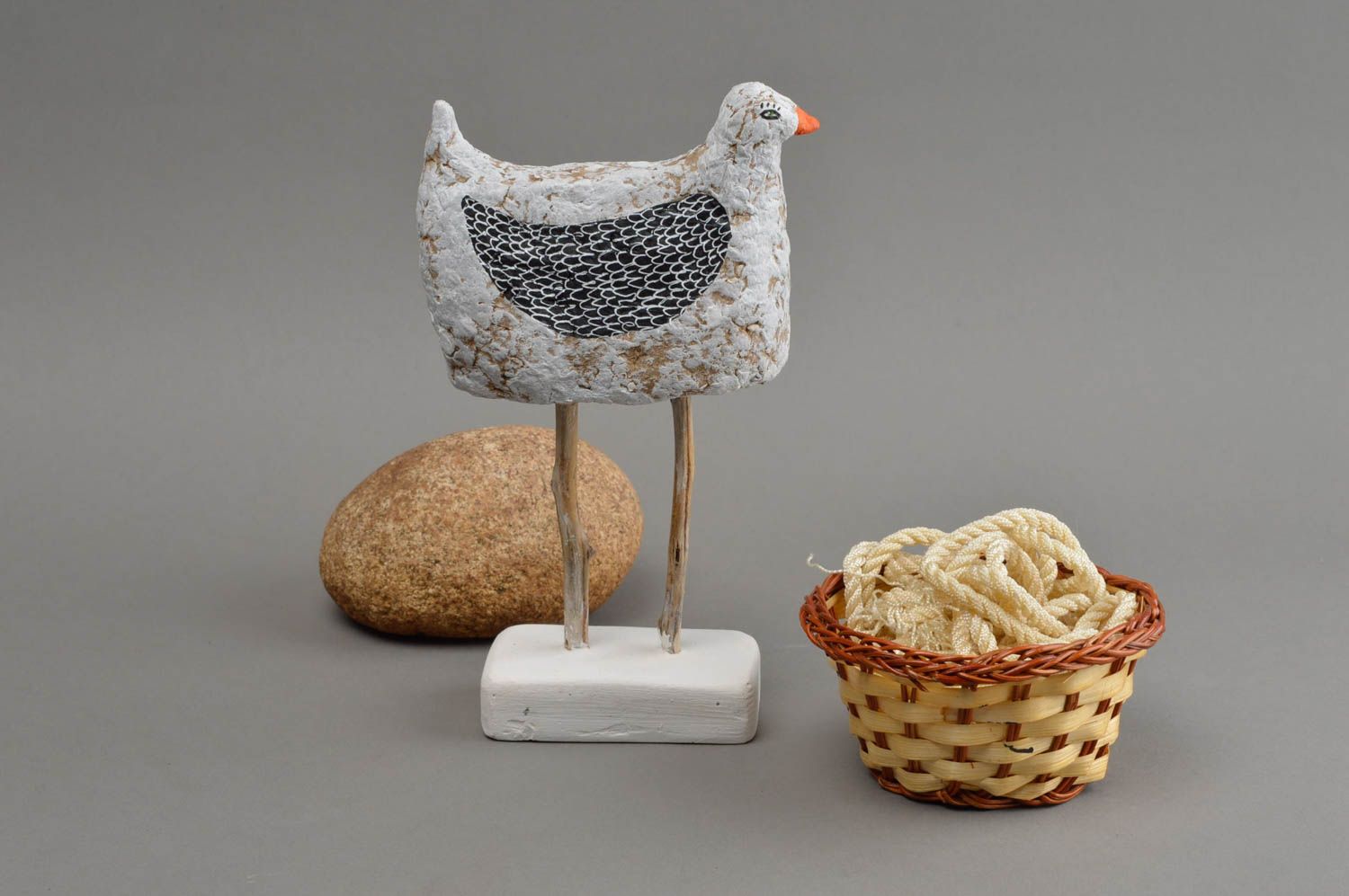 Originelle kleine handmade Huhn Figur aus Gips mit Bemalung auf Ständer foto 1