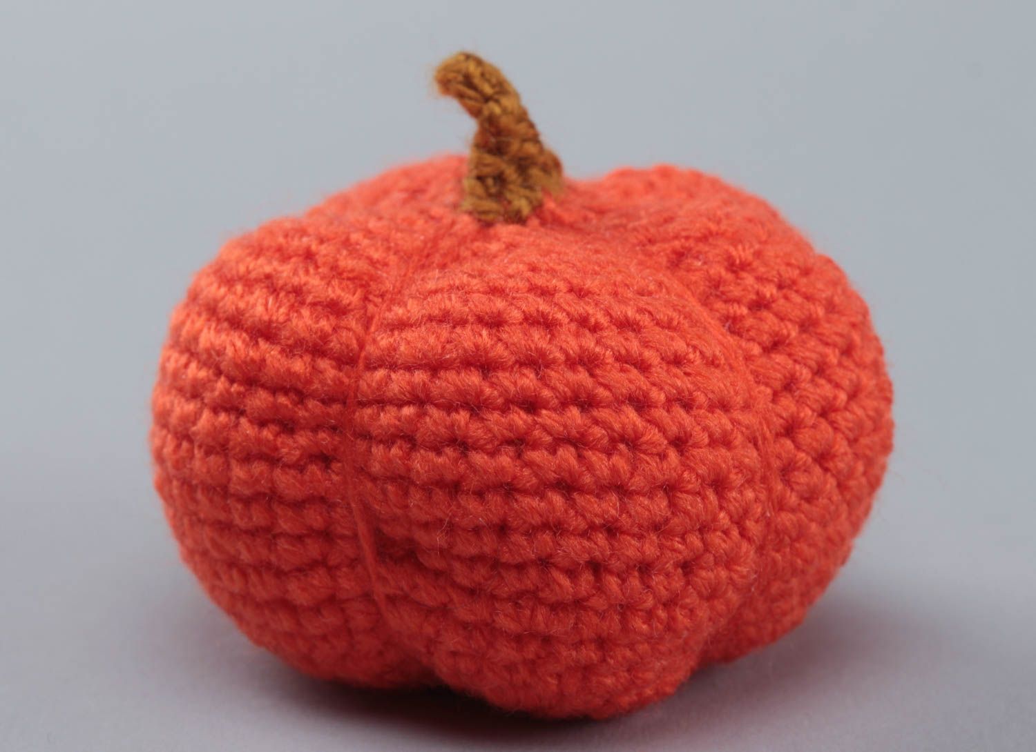 Petit jouet mou tricoté orange en forme de citrouille fait main au crochet photo 2