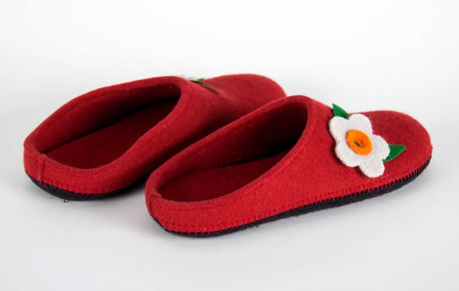 Pantoufles en laine feutrée rouges avec fleur fait main photo 3