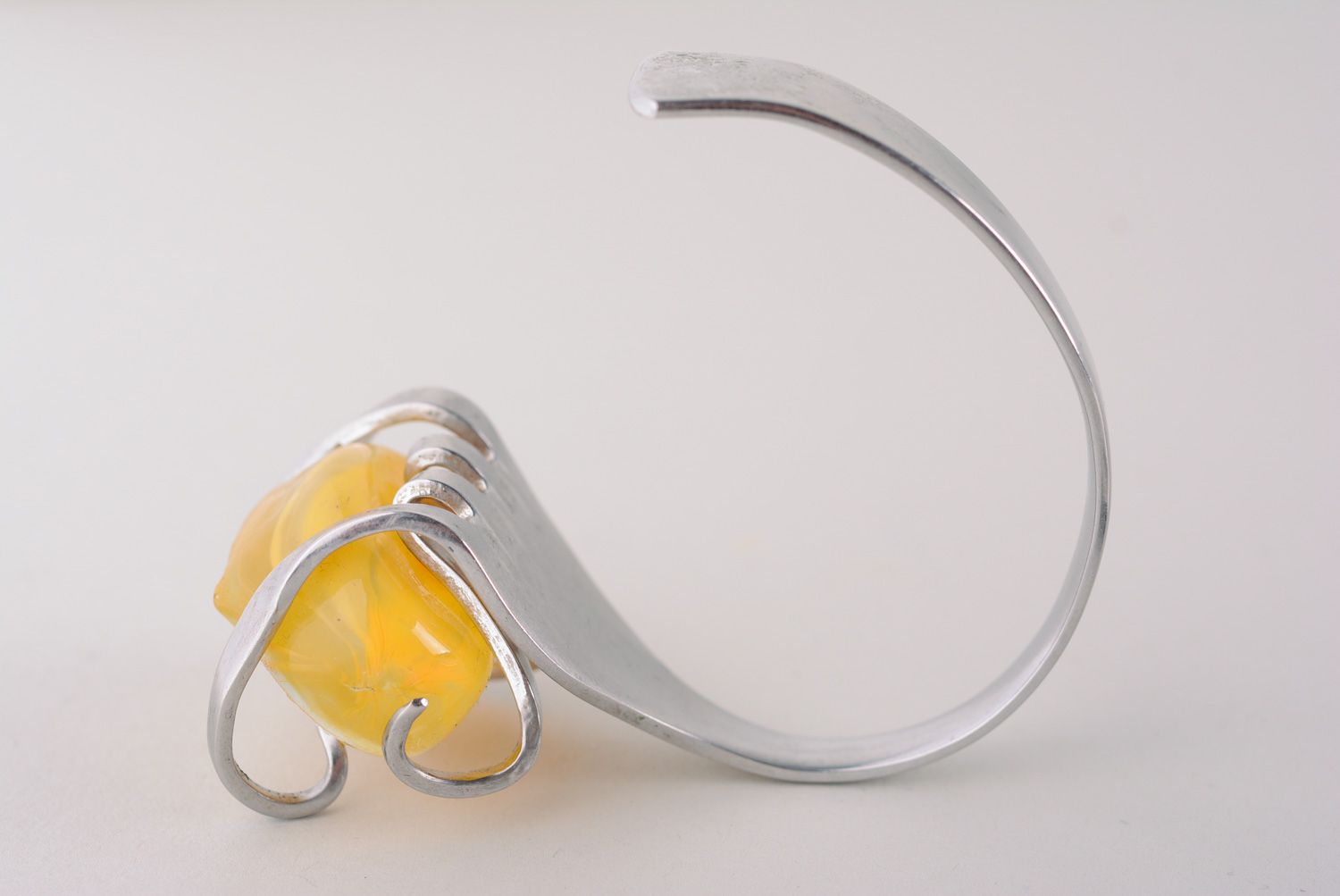 Симпатичный металлический браслет с желтым камнем фото 5
