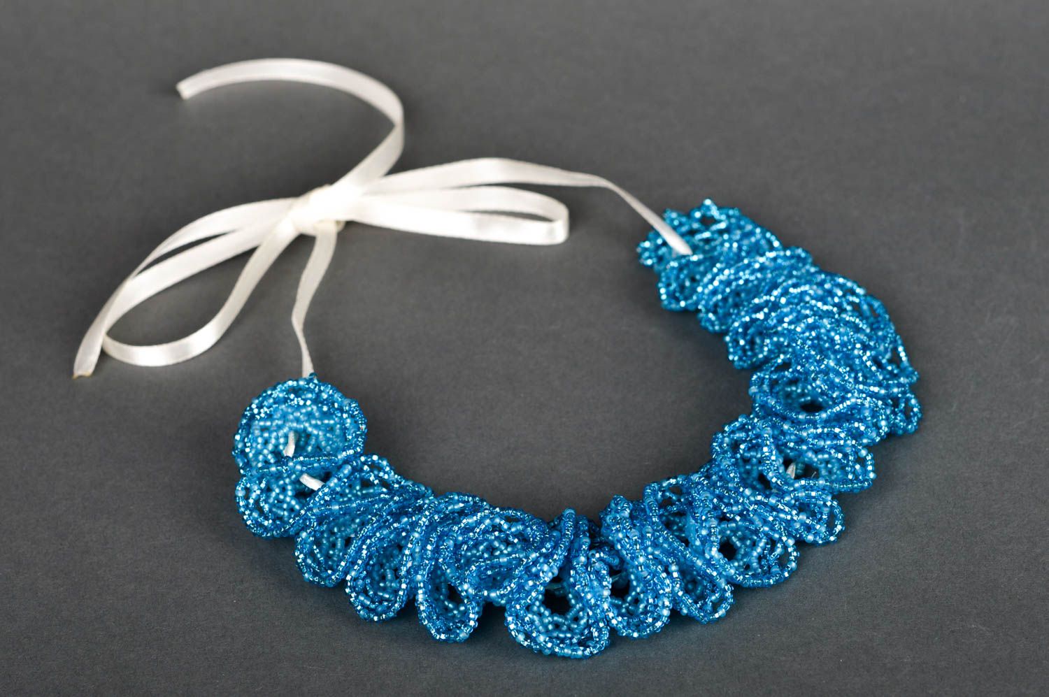 Колье из бисера украшение ручной работы ожерелье из бисера голубое на ленте фото 3