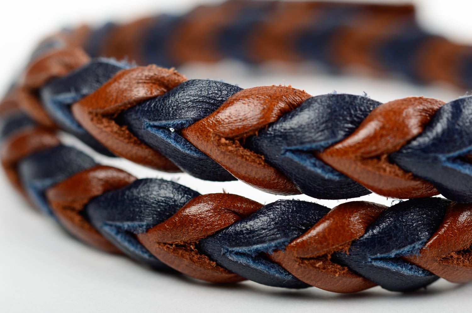 Bracelet en cuir naturel fait main  couleur brune et bleue tressé avec métal photo 4