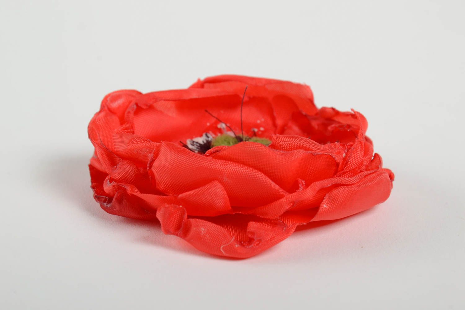 Красная брошь из лент хенд мейд в виде цветка стильный женский аксессуар  фото 2