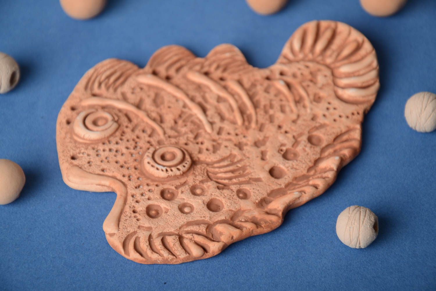 Заготовка из глины для творчества и росписи в виде рыбки рельефная ручной работы фото 1
