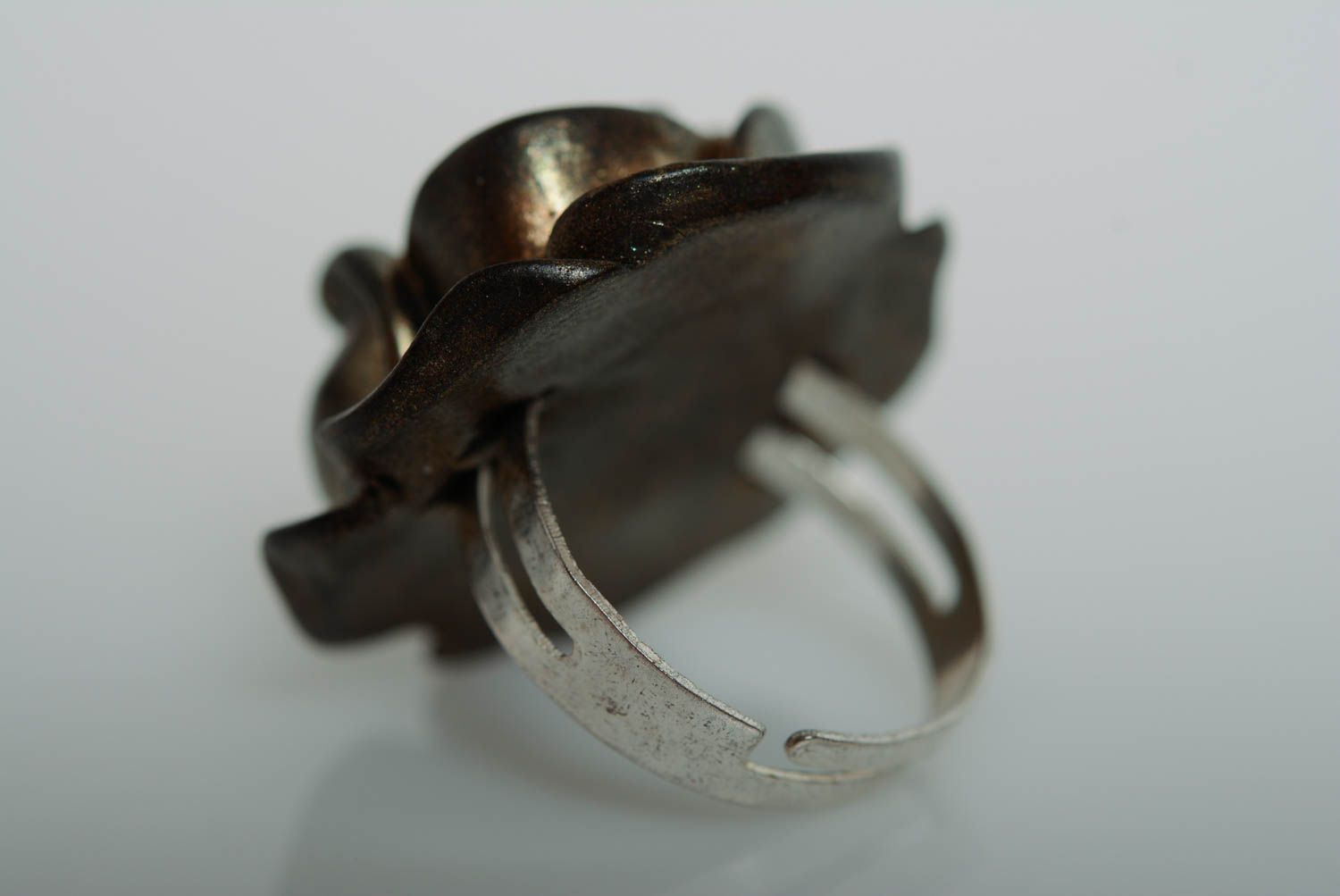 Кольцо из полимерной глины ручной работы в виде розы красивое необычное фото 2