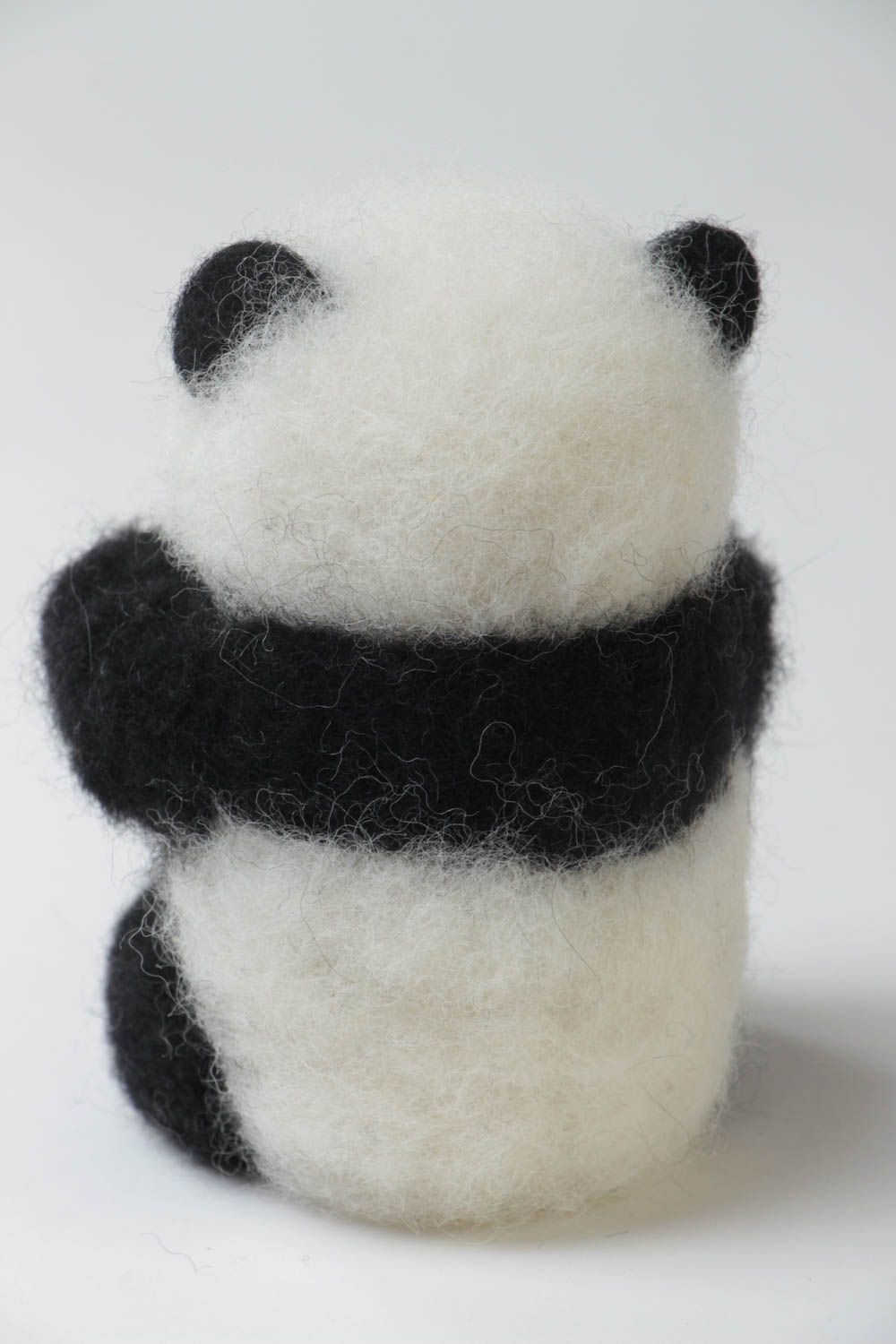 Juguete de lana hecho a mano con forma de panda pequeña en técnica de fieltro  foto 4
