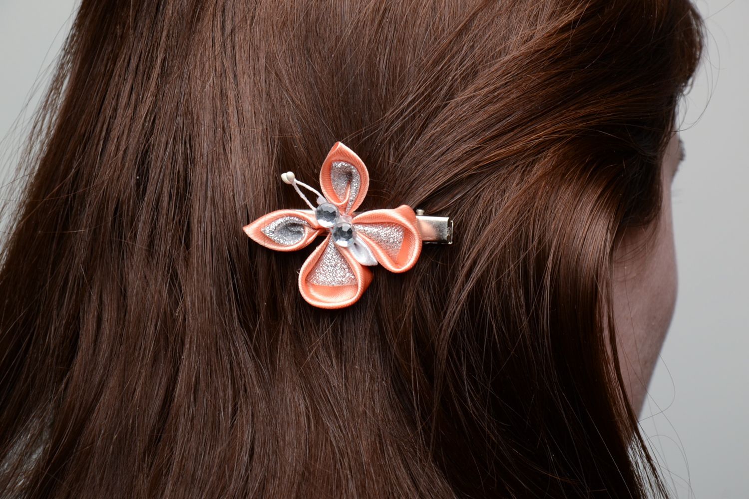 Petite pince à cheveux papillon en satin rose faite main kanzashi pour fille photo 5