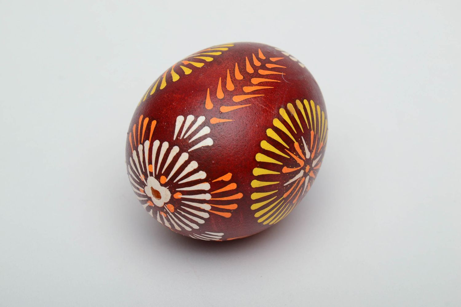 Huevo de Pascua pintado a mano con símbolo solar foto 3