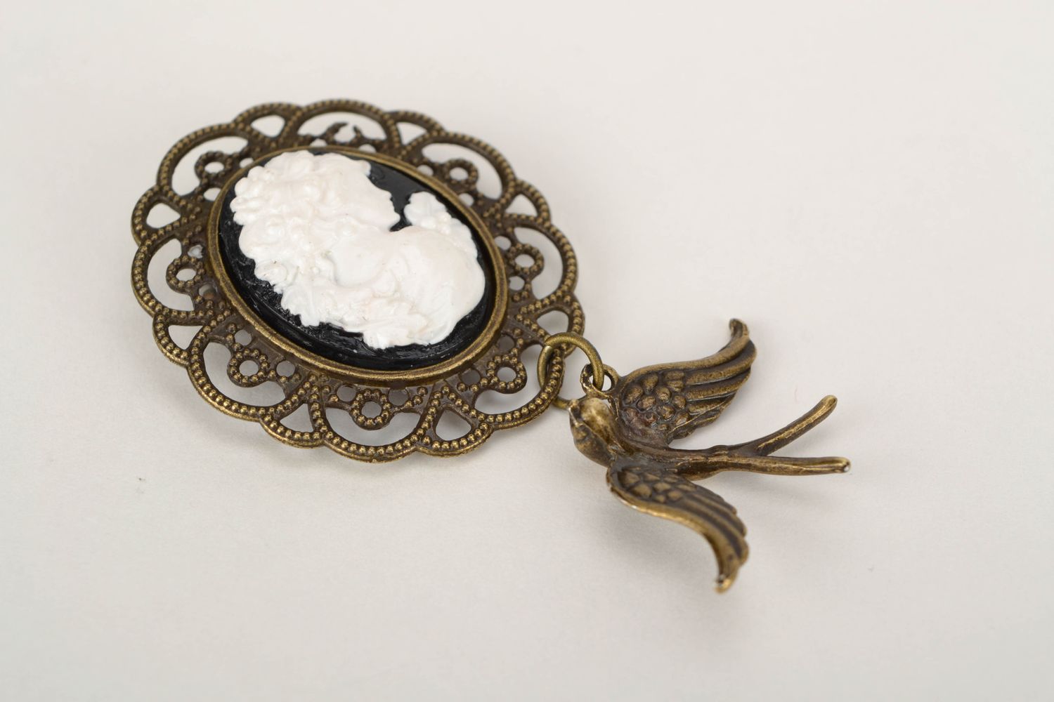 Vintage metal brooch with cameo and swallow photo 3