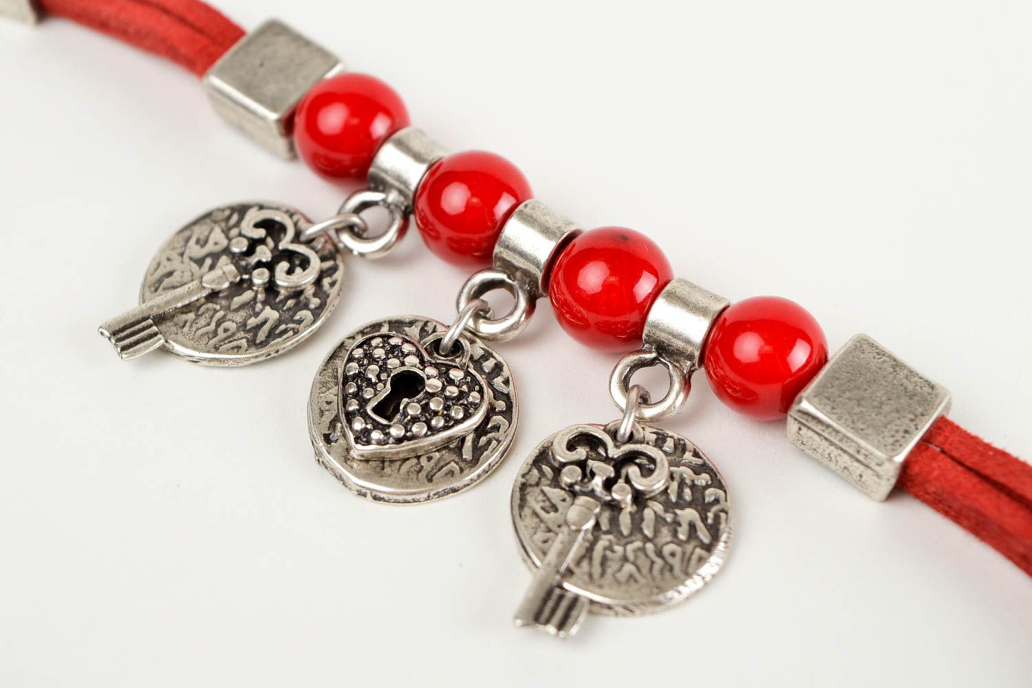 Handmade rotes Schmuck Armband aus Metall Designer Schmuck Frauen Accessoire  foto 3