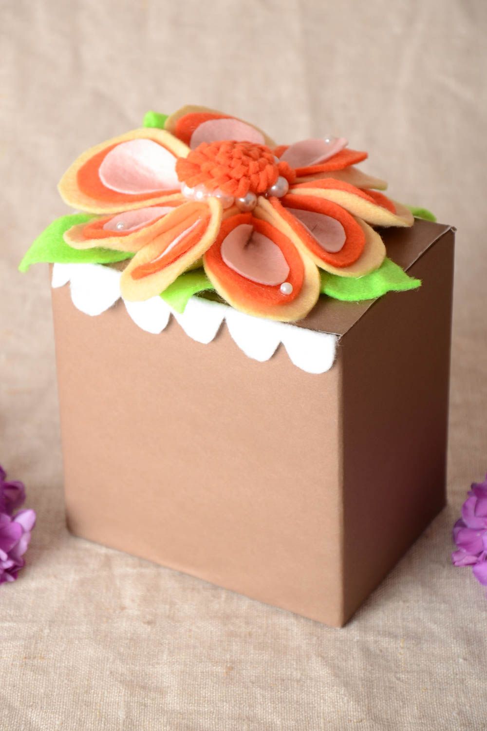 Confezione regalo di cartone fatta a mano decorata con fiori di feltro foto 1