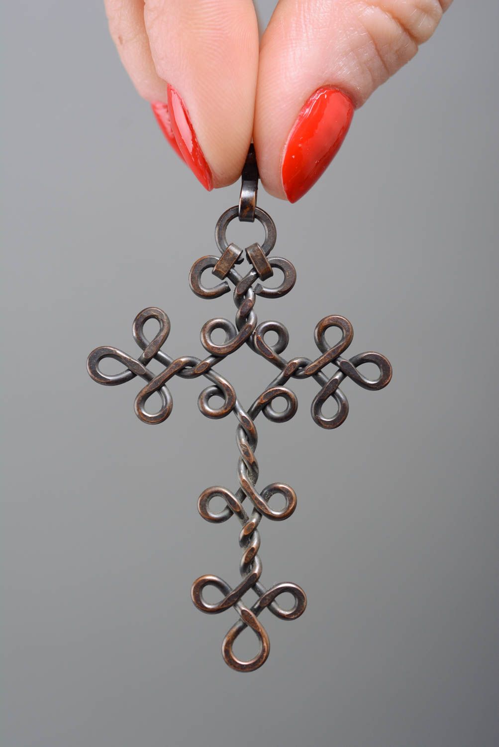 Colgante de cobre artesanal con forma de cruz en la técnica alambrismo  foto 2