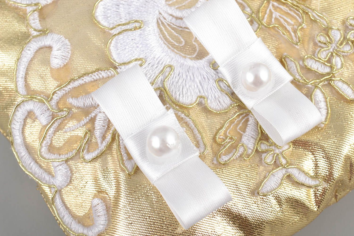 Handmade Ringkissen für Hochzeit aus goldfarbenem Stoff und Kunstperlen  foto 2
