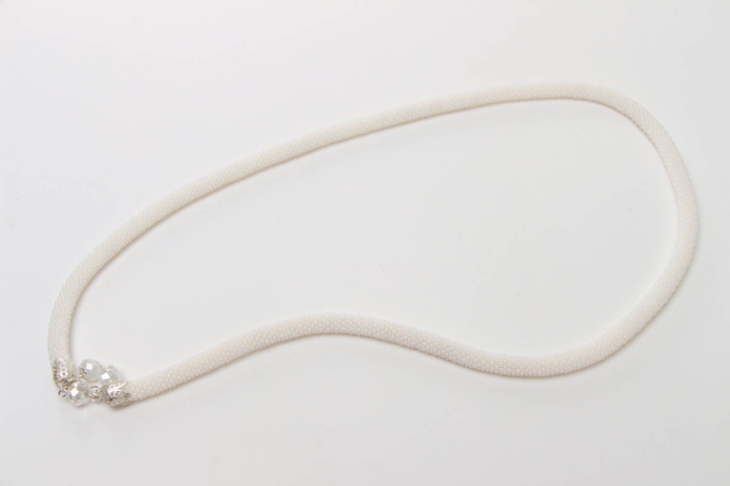 Schönes elegantes weißes dünnes handgemachtes Litze Collier aus Glasperlen foto 2