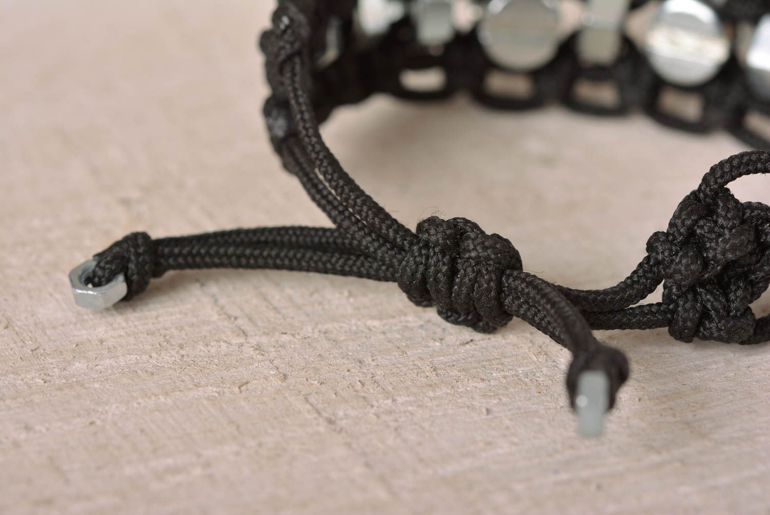 Bracelet original noir Bijou fait main avec écrous métalliques Cadeau pour femme photo 2