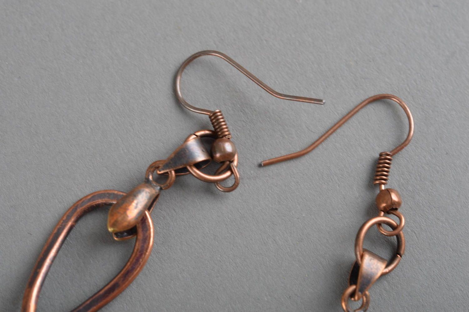 Handgemachte metallische stilvolle originelle Designer lange Ohrringe aus Kupfer foto 4