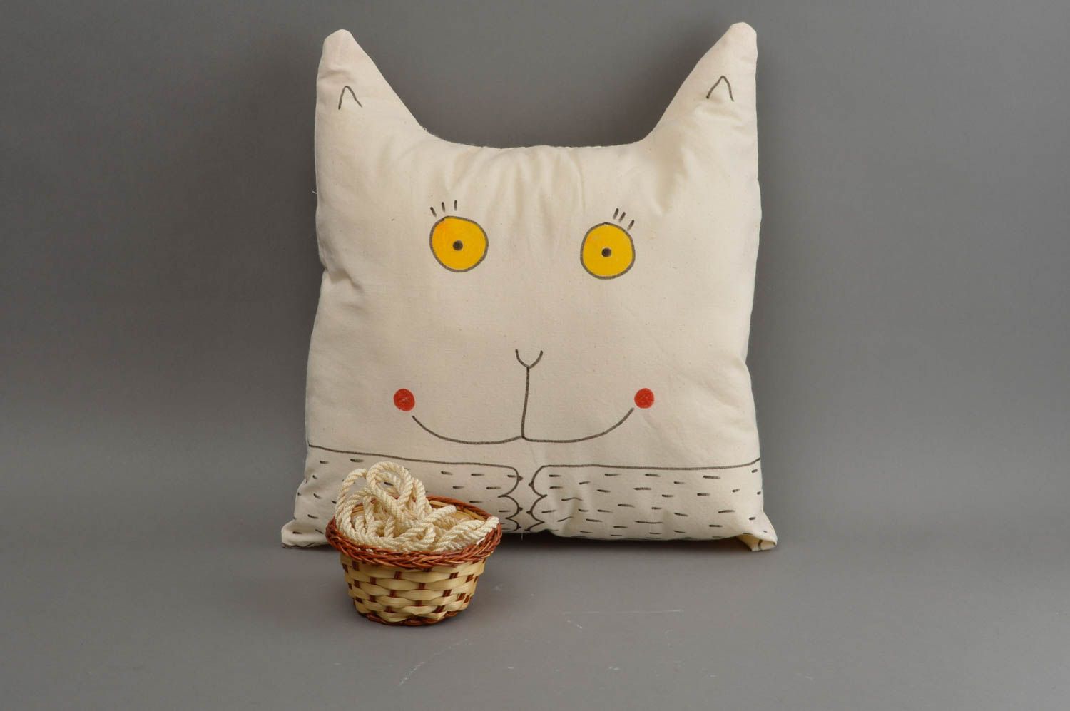 Хлопчатобумажная подушка в виде кота расписная белая красивая ручной работы фото 1