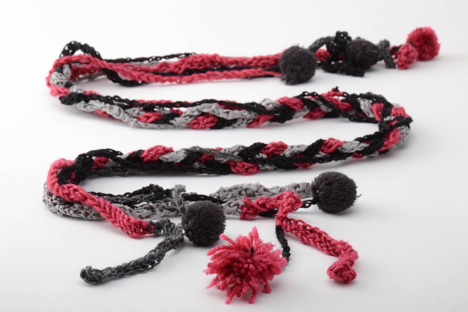 Collier tricoté au crochet en fils fait main noir-bordeaux design original photo 3