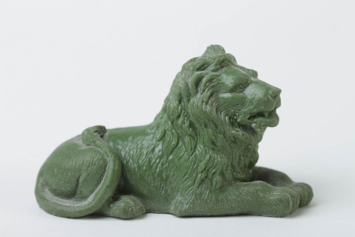 Статуэтка из полимерной смолы нэцкэ лев маленькая ручной работы зеленая  фото 3