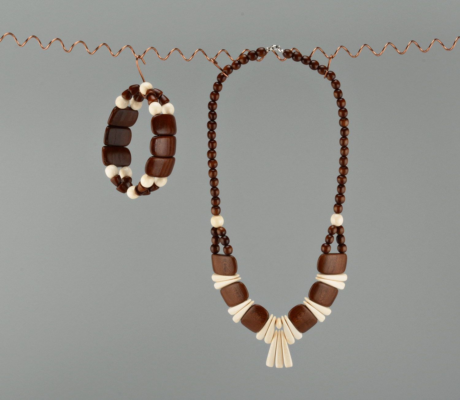 Conjunto: colar e pulseira são feitos de madeira foto 3