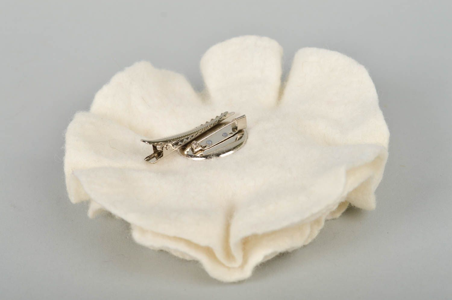 Broche fleur Pince à cheveux faite main fleur blanche en laine Accessoire femme photo 5