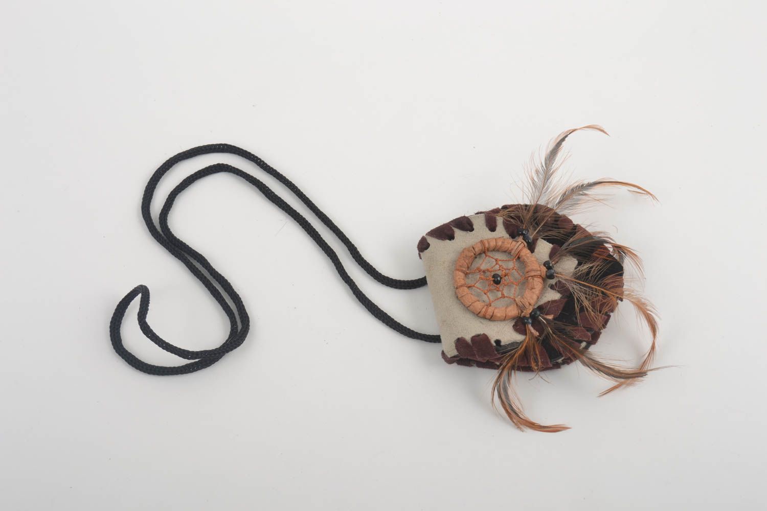 Pendentif amulette Bijou fait main en daim sur cordon design Cadeau femme photo 2