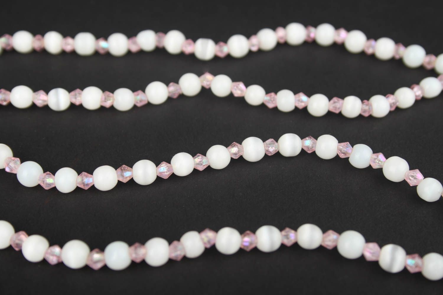 Collier long Bijou fait main perles fantaisie blanches et roses Accessoire femme photo 4