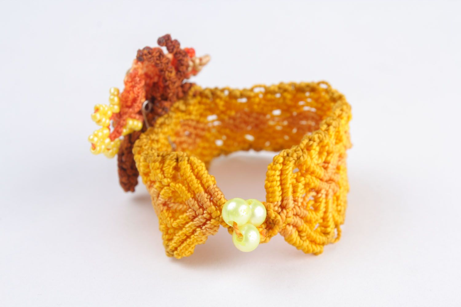 Bracelet made of threads and beads  photo 3