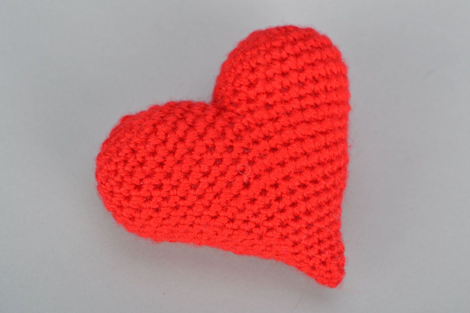 Игрушка в виде вязаного сердца фото 3